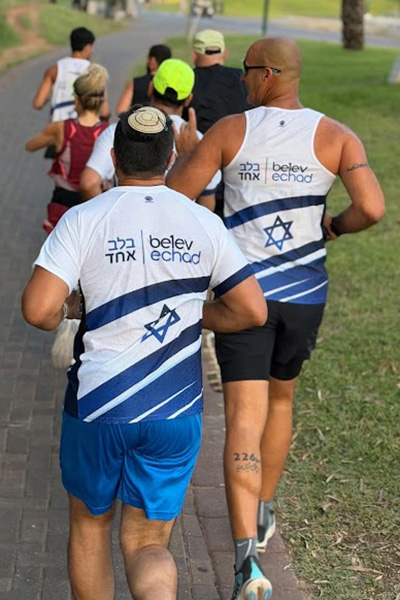ביגוד לנבחרות הריצה והטריאתלון של עמותת בלב אחד