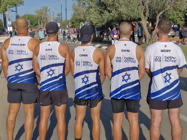 ביגוד HBR Sports בשטח | בלב אחד - ביגוד לנבחרות הריצה והטריאתלון של עמותת בלב אחד