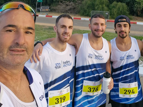 ביגוד HBR Sports בשטח | בלב אחד - ביגוד לנבחרות הריצה והטריאתלון של עמותת בלב אחד