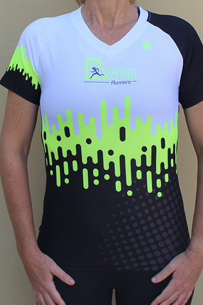 חולצת ריצה קאסטום בגזרת נשים | BGym - ביגוד 2021 לקבוצת BGym ב-3 גרסאות צבע זוהר