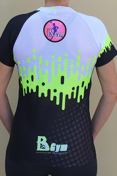 גב חולצת ריצה מנדפת בגזרת נשים | BGym - ביגוד 2021 לקבוצת BGym ב-3 גרסאות צבע זוהר