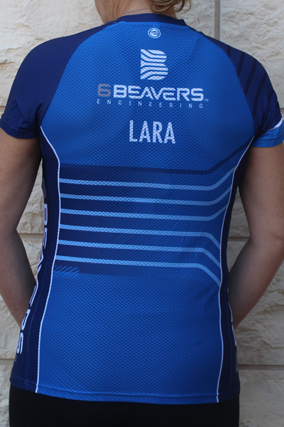 גב חולצת נשים עם שם אישי | 6Beavers - ביגוד ריצה 6Beavers