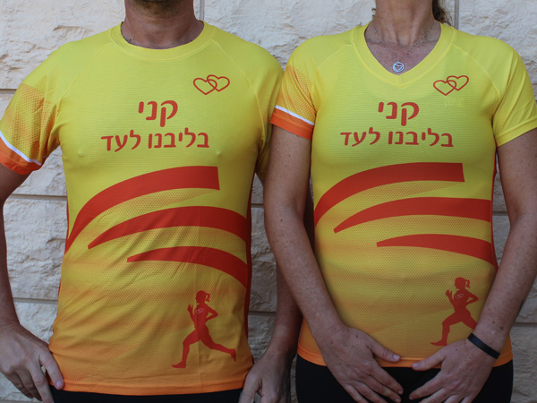 גזרת גברים ונשים בחולצת ריצה | הדריבק - ביגוד בהפקת סטודיו הדריבק