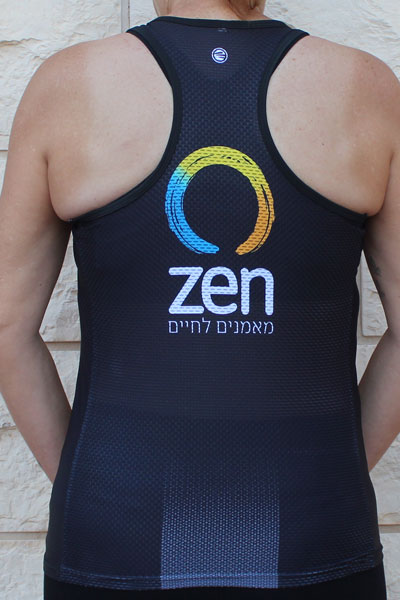 גב פתוח בגופיית קסטום נשים | zen מאמנים לחיים - ביגוד קאסטום zen