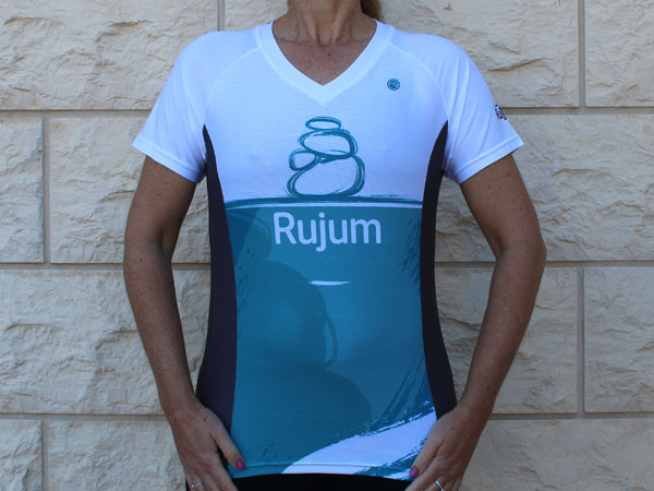 חולצת ריצה בגזרת נשים | Rujum - ביגוד ריצה במיתוג חברה Rujum