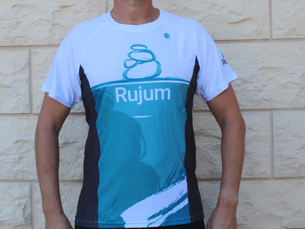 חולצת ריצה מנדפת | Rujum - ביגוד ריצה במיתוג חברה Rujum