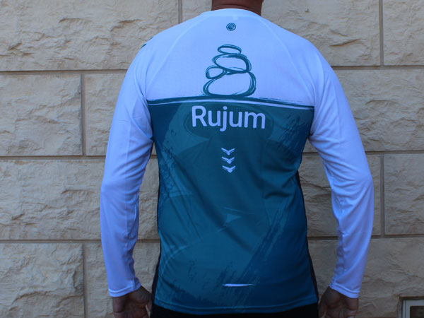 גב חולצת ריצה ממותגת לגברים | Rujum - ביגוד ריצה במיתוג חברה Rujum