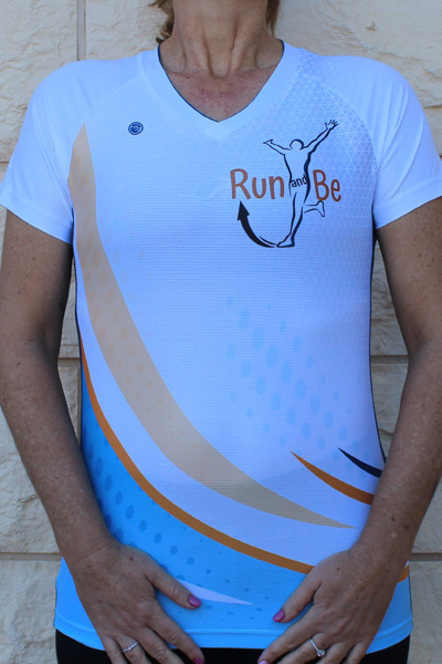חולצת ריצה קסטום לנשים | Run and Be - ביגוד ריצה לקבוצת הריצה Run and Be
