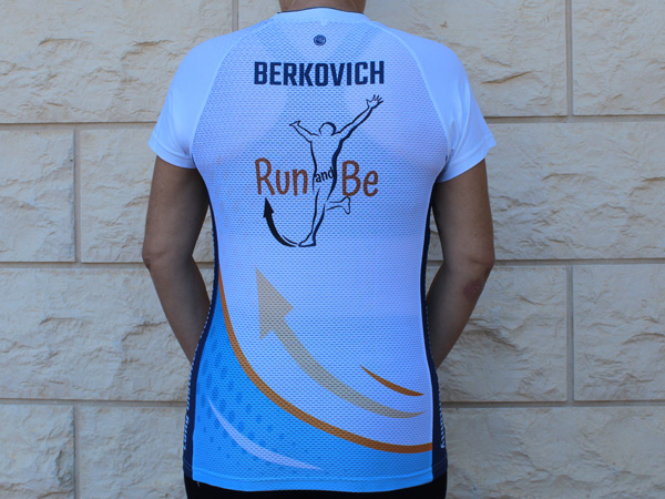 חולצת נשים גב רשת עם שם | Run and Be - ביגוד ריצה לקבוצת הריצה Run and Be