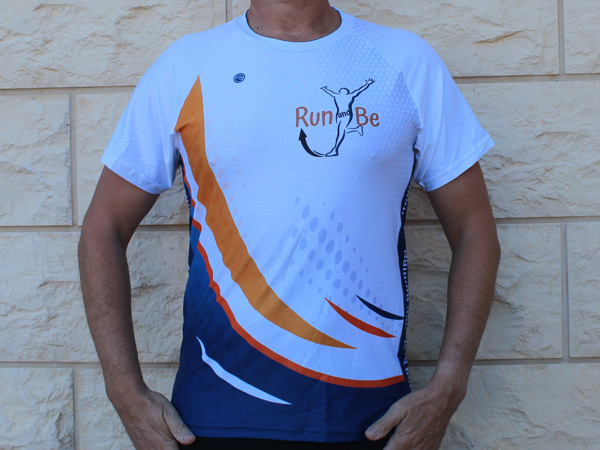 חולצת גברים קאסטום מבד מנדף | Run and Be - ביגוד ריצה לקבוצת הריצה Run and Be