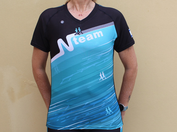 חולצה מנדפת בגזרת נשים | NTeam - ביגוד ריצה קסטום לקבוצת Nteam