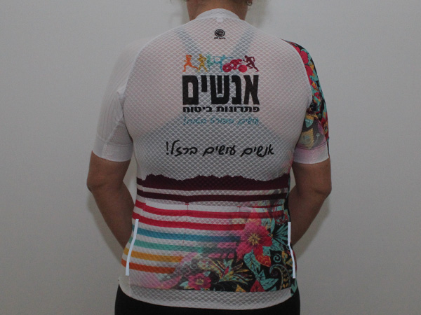 חולצת רכיבה בהפקת קסטום | אנשים - ביגוד לקבוצת הטריאתלון של חברת אנשים