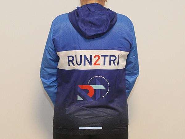 מעיל רוח קסטום | Run2Tri - ביגוד מחמם לקבוצת הטריאתלון Run2Tri