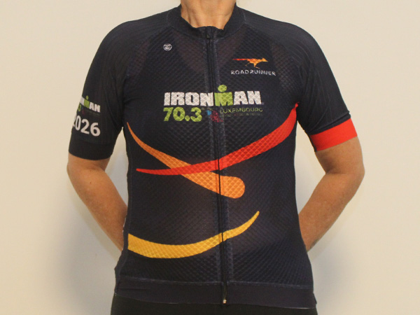 חולצת רכיבה איירונמן לוקסמבורג 70.3 | Road Runner - ביגוד משלחות רואדראנר לארועי ספורט